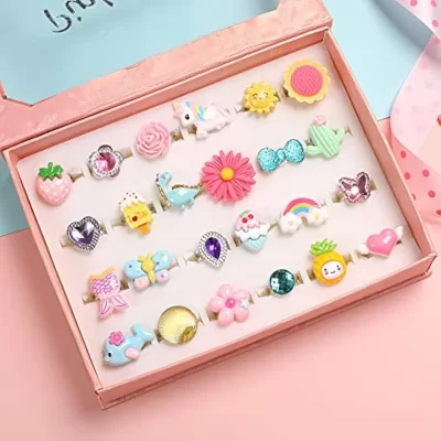 Anillos de joyería para niña pequeña en caja, ajustables, sin duplicación, anillos de juego de simulación y vestido para niña (24 anillos encantadores)